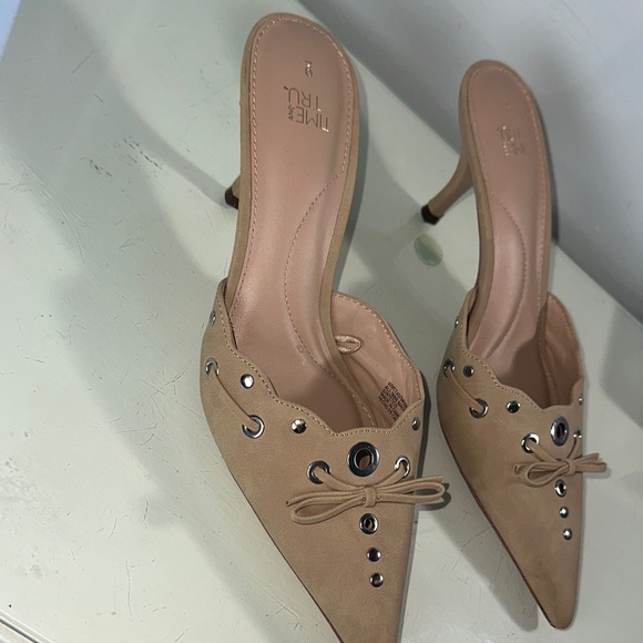 Time and Tru Shoes - Time and Tru Tan Pointed Toe Mule Heels with Eyelet Bow Detail